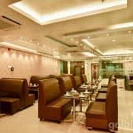 Hotel Sumith Palace Puduccseri Kültér fotó