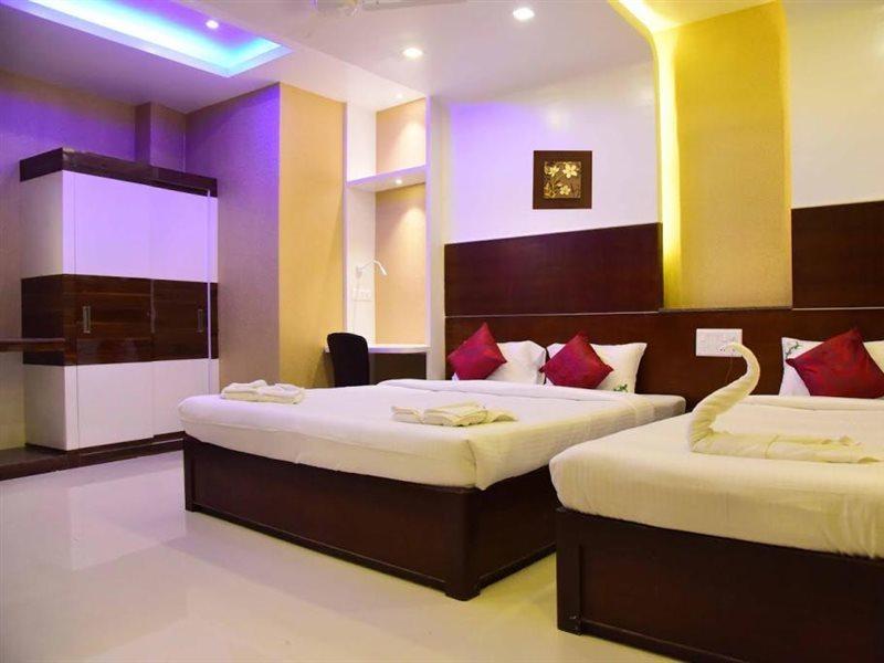 Hotel Sumith Palace Puduccseri Kültér fotó