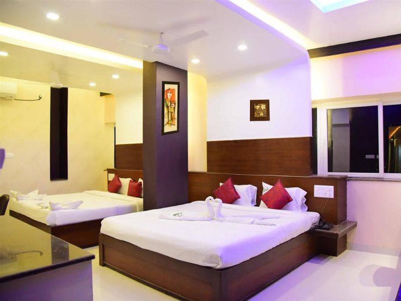 Hotel Sumith Palace Puduccseri Kültér fotó