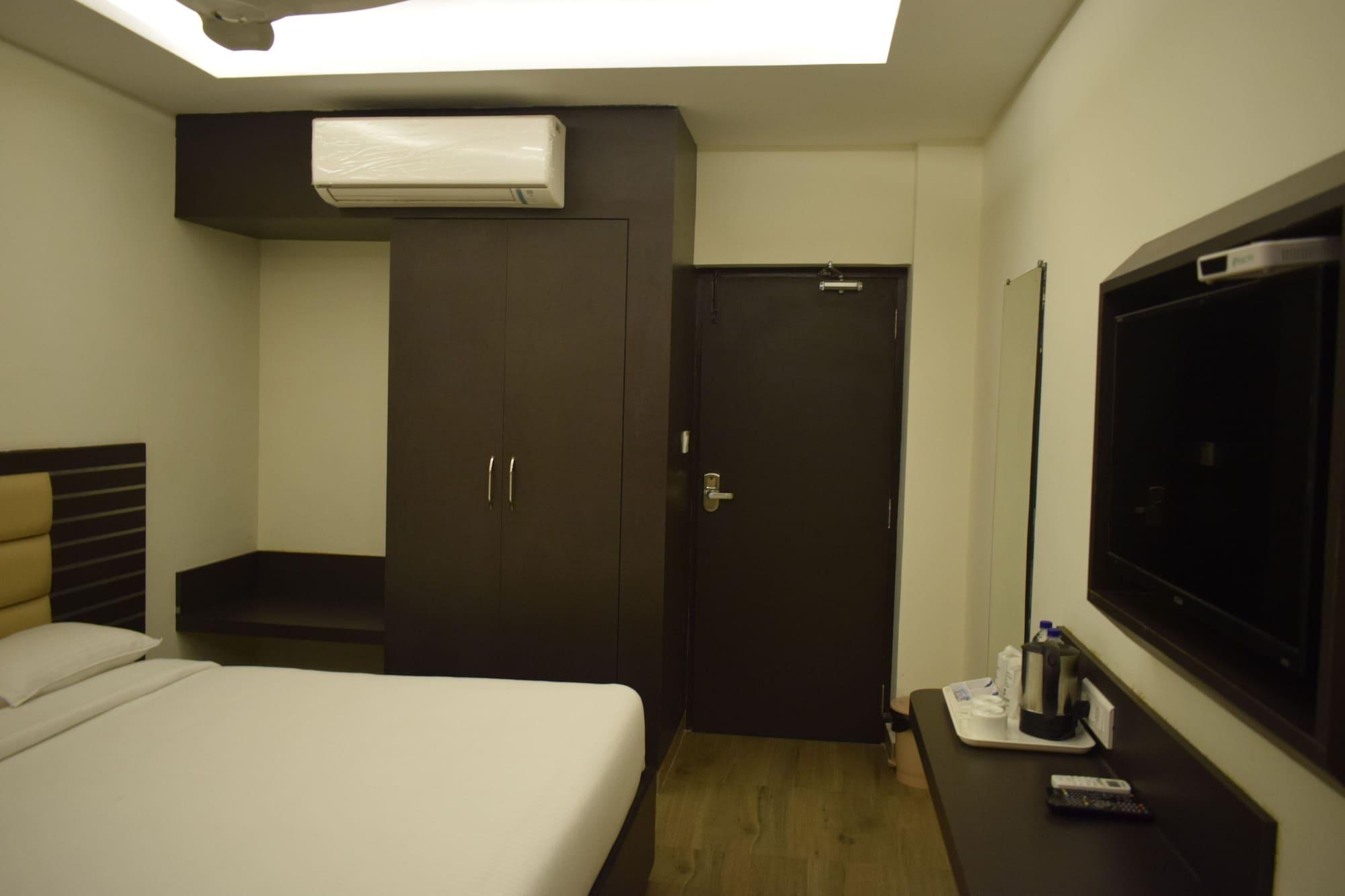 Hotel Sumith Palace Puduccseri Kültér fotó