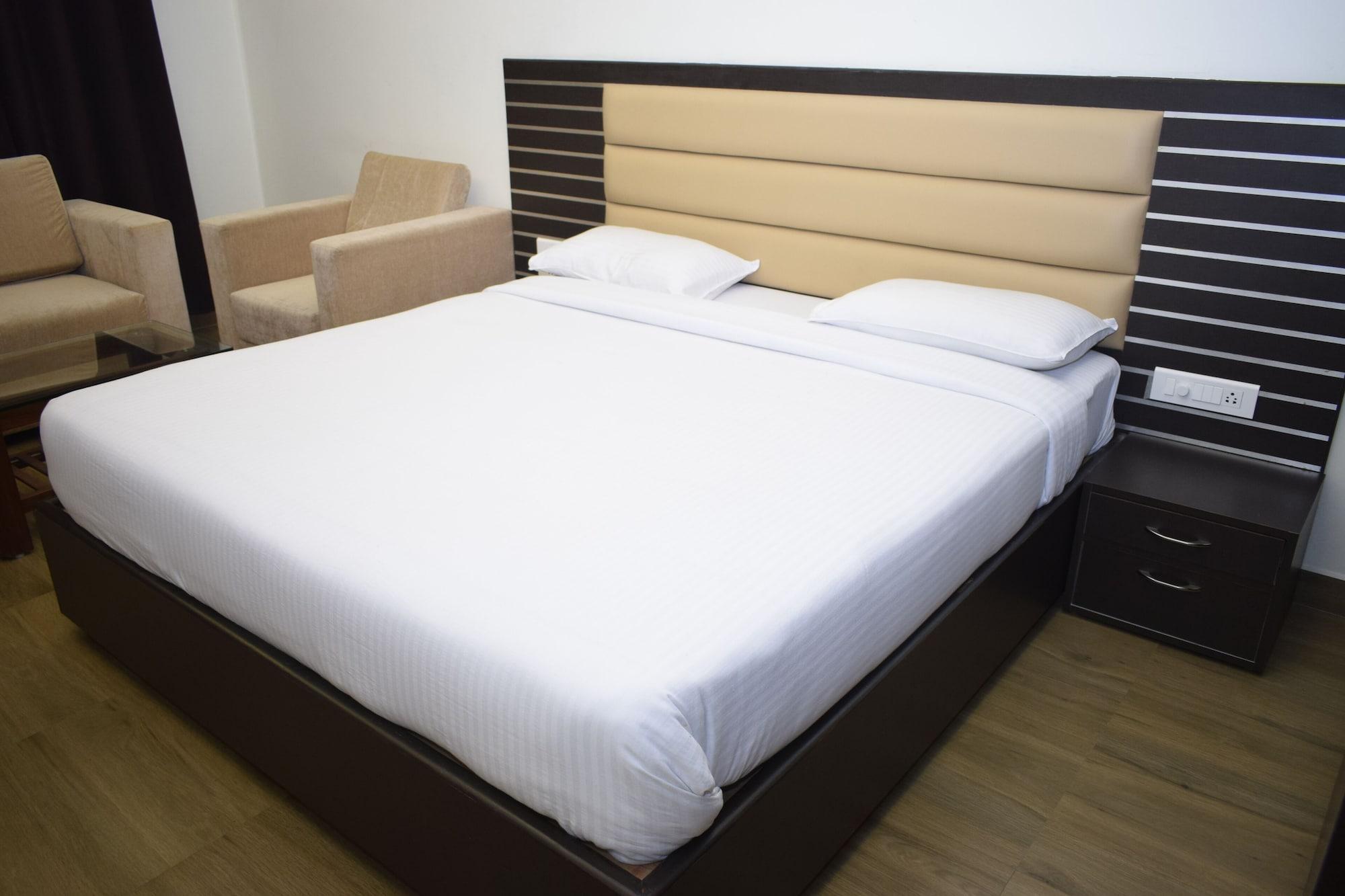 Hotel Sumith Palace Puduccseri Kültér fotó