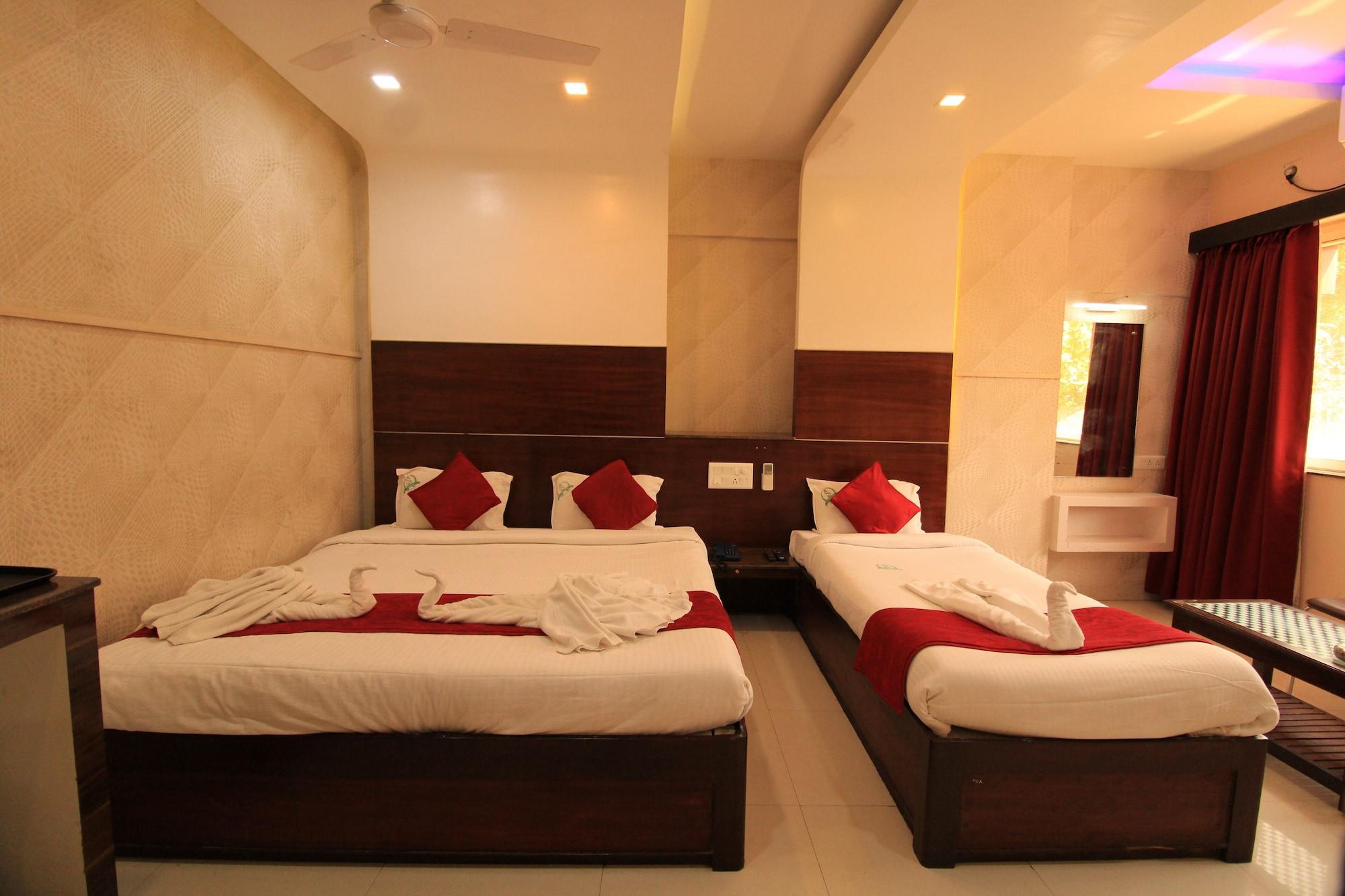 Hotel Sumith Palace Puduccseri Kültér fotó