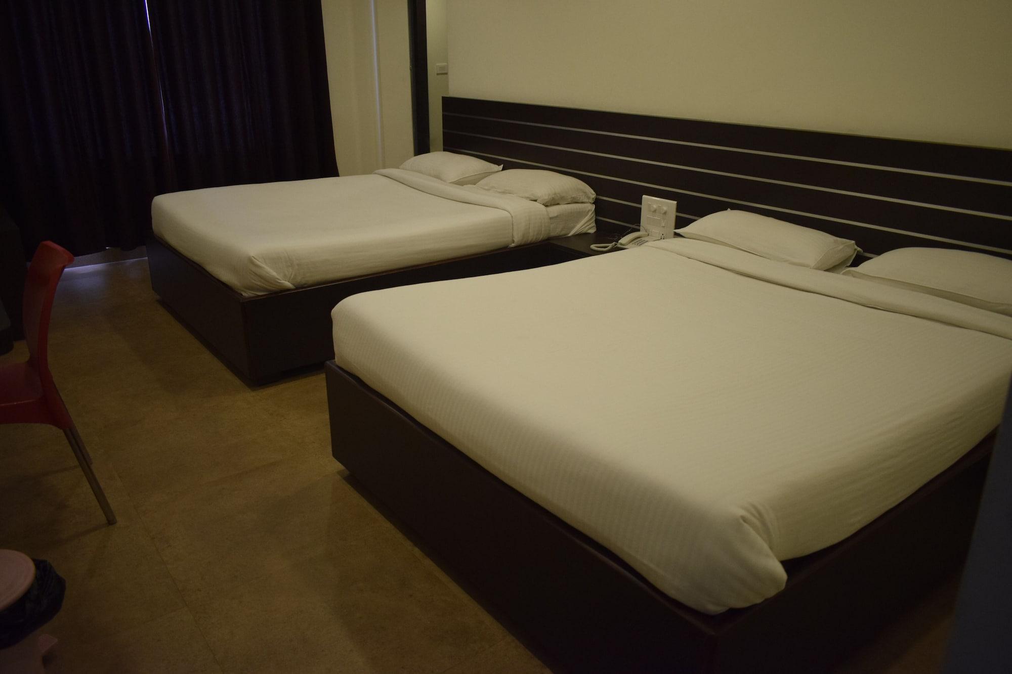 Hotel Sumith Palace Puduccseri Kültér fotó