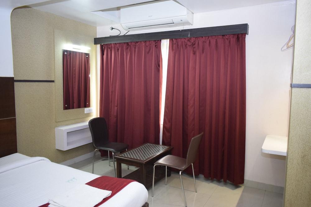 Hotel Sumith Palace Puduccseri Kültér fotó