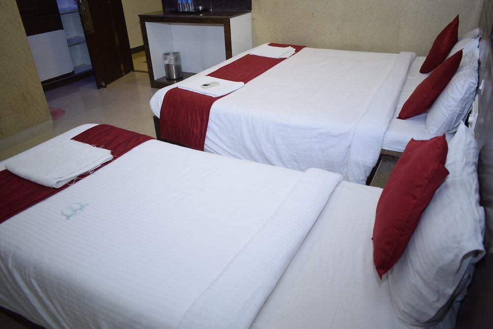 Hotel Sumith Palace Puduccseri Kültér fotó