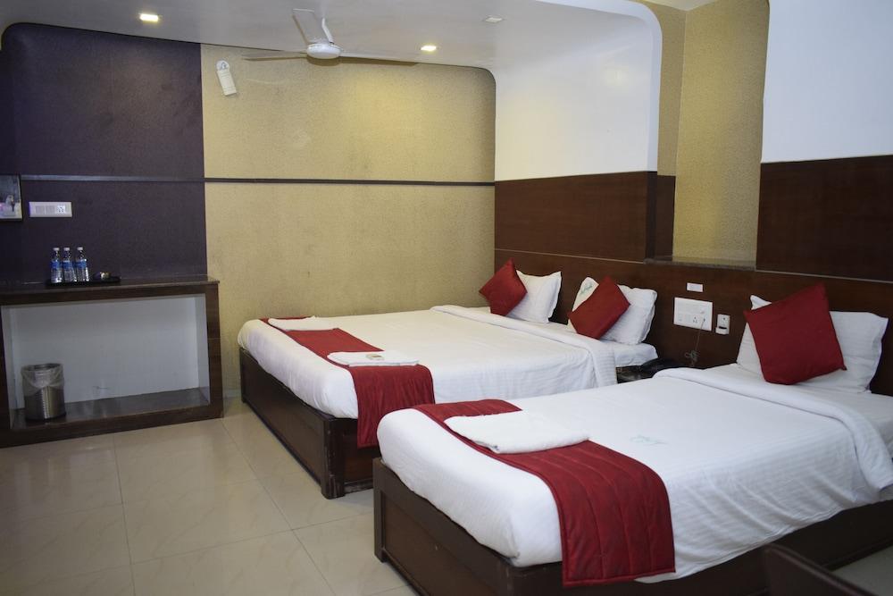 Hotel Sumith Palace Puduccseri Kültér fotó