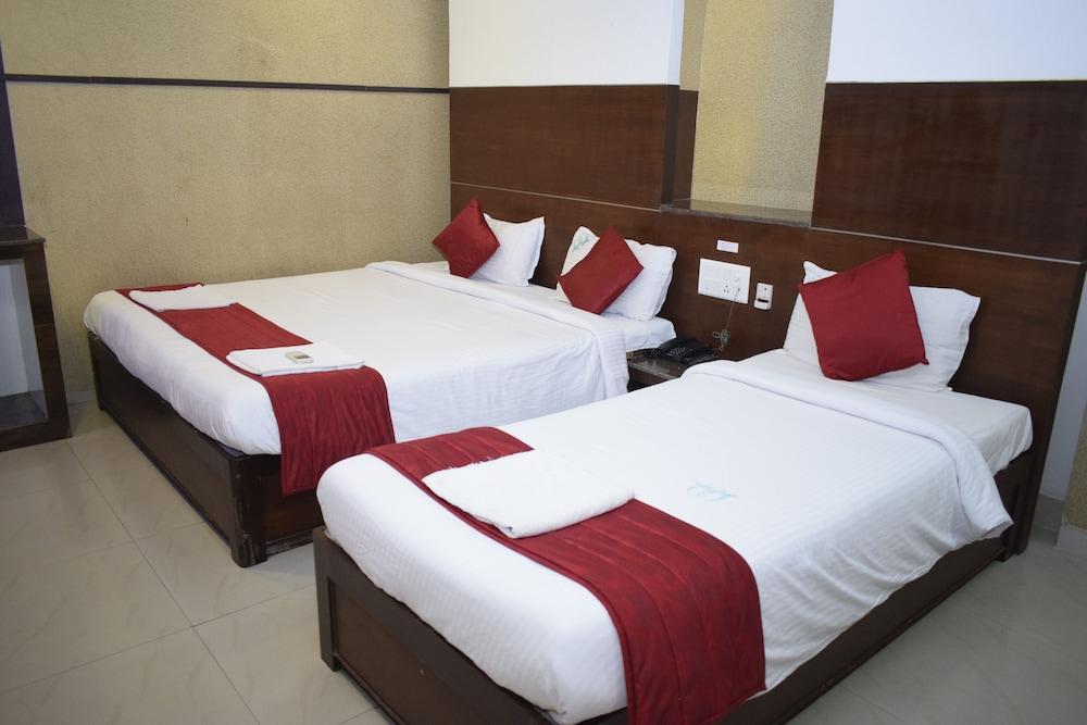Hotel Sumith Palace Puduccseri Kültér fotó