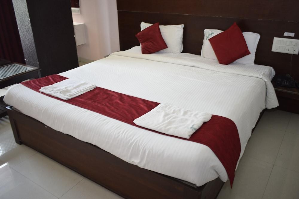 Hotel Sumith Palace Puduccseri Kültér fotó