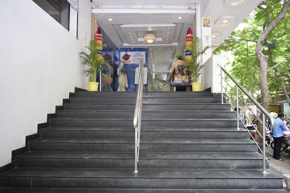 Hotel Sumith Palace Puduccseri Kültér fotó
