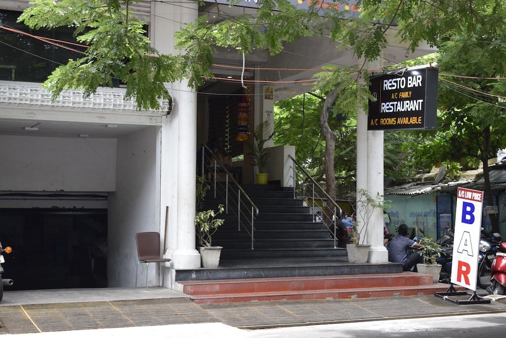 Hotel Sumith Palace Puduccseri Kültér fotó