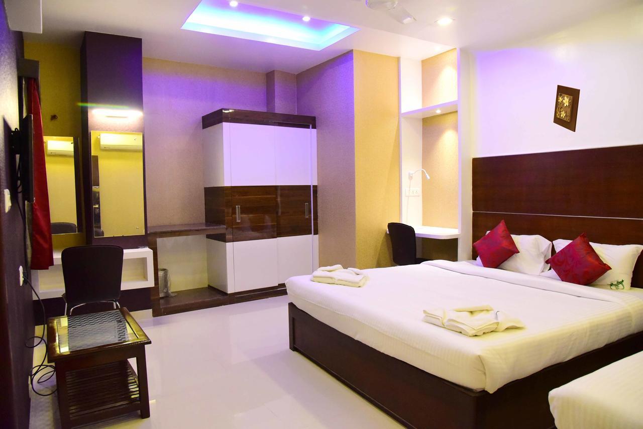 Hotel Sumith Palace Puduccseri Kültér fotó