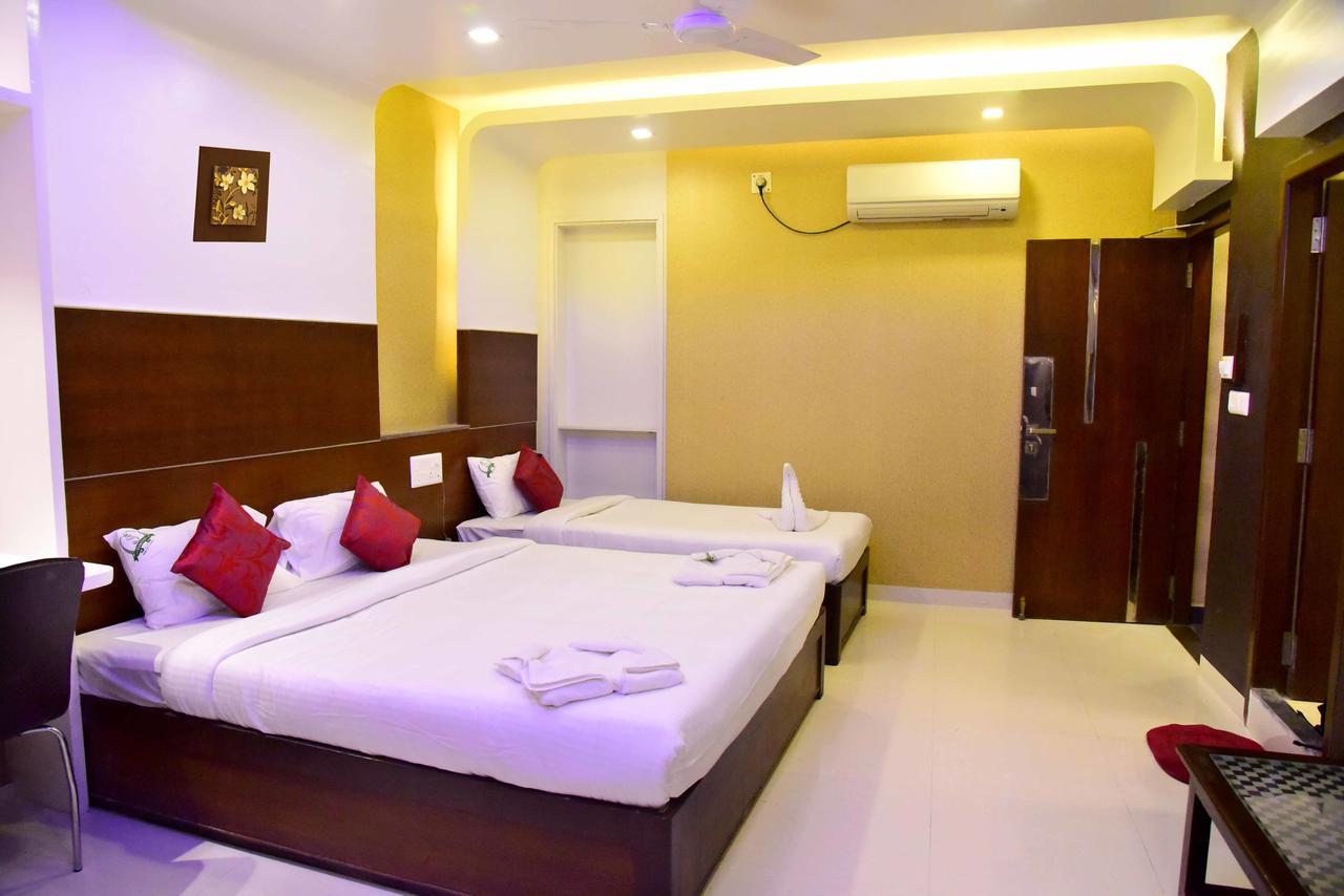 Hotel Sumith Palace Puduccseri Kültér fotó