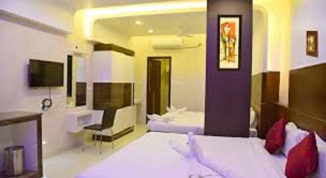 Hotel Sumith Palace Puduccseri Kültér fotó