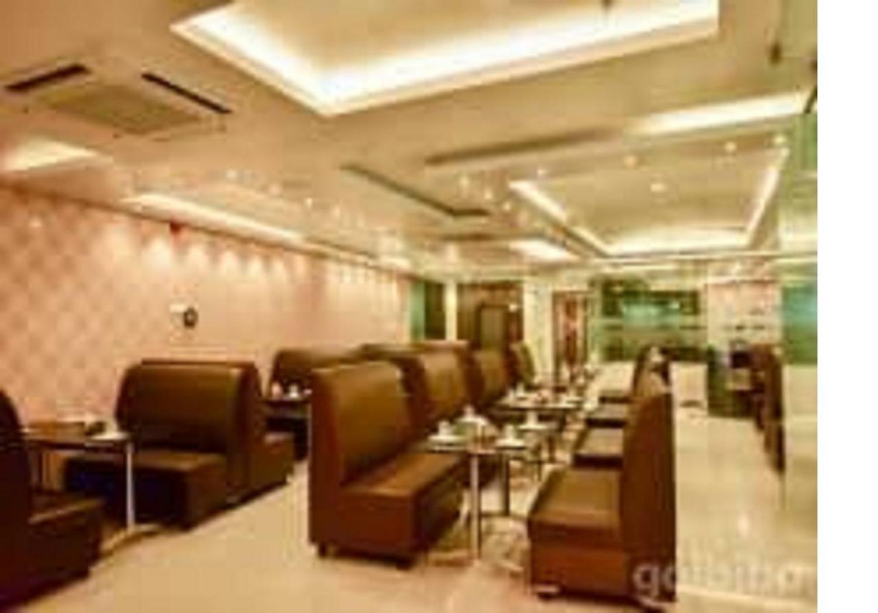 Hotel Sumith Palace Puduccseri Kültér fotó